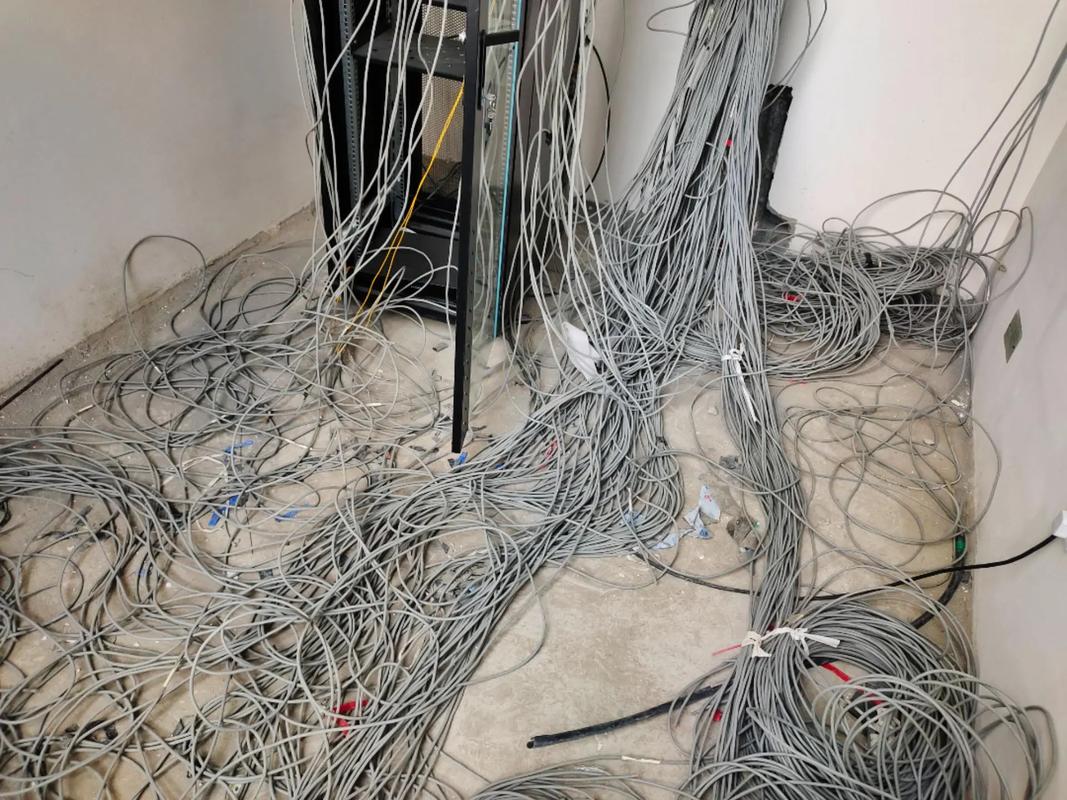 監控弱電機柜理線上架實戰 打造規范、高效的綜合布線系統