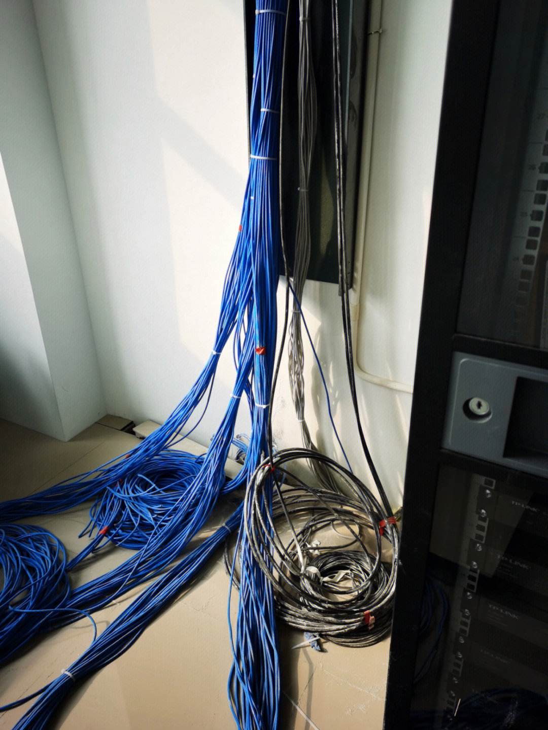 白云區人和鎮鴻程商業大廈監控安裝與弱電施工、網絡布線全解析